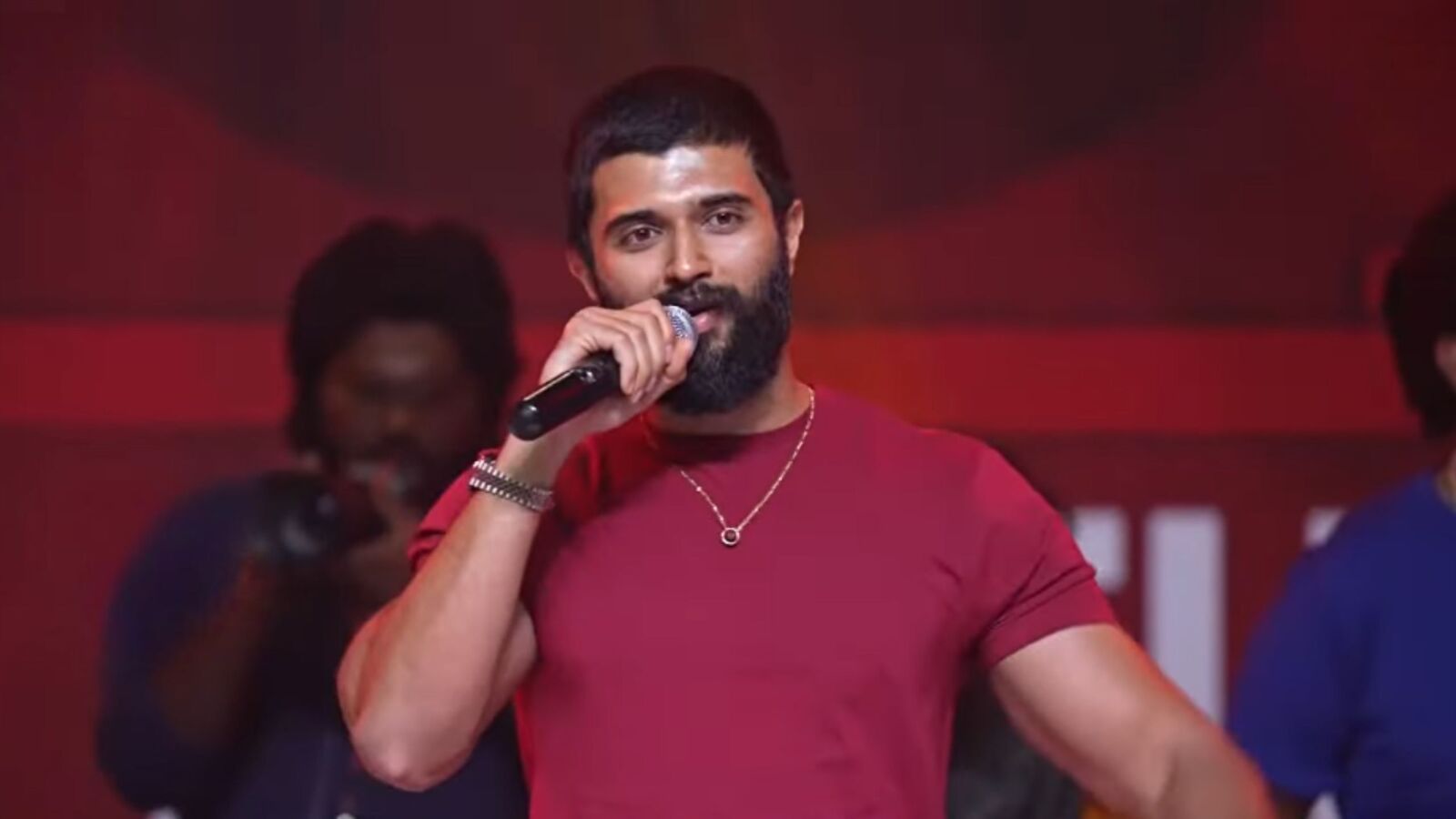 అసలు ఈ మనిషి బాడీ ఏంటీ, డ్యాన్స్ ఏంటీ అనుకున్నాను.. విజయ్ దేవరకొండ కామెంట్స్.. పహల్గామ్ బాధితులకు రౌడీ హీరో నివాళులు