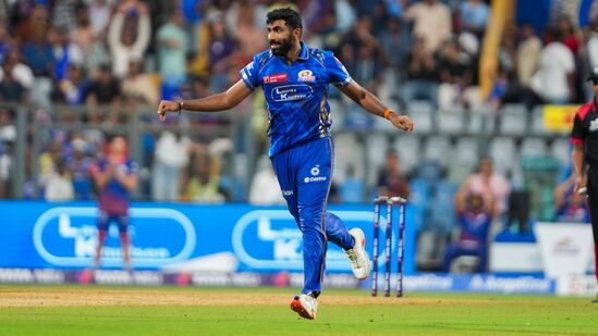 ఐపీఎల్ తో పాటు ఛాంపియన్స్ లీగ్ టీ20 కూడా చూసుకుంటే ముంబయి తరపున అత్యధిక వికెట్ల వీరుడిగా మలింగ కొనసాగుతున్నాడు. అతను 195 వికెట్లు తీశాడు. బుమ్రా 177 వికెట్లతో సెకండ్ ప్లేస్ లో ఉన్నాడు.