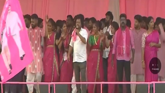 స‌భా ప్రాంగ‌ణంలో క‌ళాకారుల ఆట‌పాట‌ల‌కు జ‌నం ఉర‌క‌లేస్తూ, ఉత్సాహంతో డ్యాన్స్‌లు చేశారు. తెలంగాణ పాట‌ల‌తో సభాప్రాంగణం ఉరకలెత్తింది.  