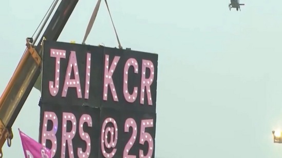 హెలికాప్టర్ నుంచే కేసీఆర్ స‌భ‌కు చేరుకున్న పార్టీ కార్యక‌ర్తల‌కు, ప్రజ‌ల‌కు అభివాదం చేశారు. కేసీఆర్‌ను చూసేందుకు ప్రజ‌లు పెద్ద సంఖ్యలో ఎగ‌బ‌డ్డారు. జై కేసీఆర్ బీఆర్ఎస్ @25 భారీ ప్లకార్డును క్రేన్ సాయంతో కేసీఆర్ వచ్చి సమయంలో ప్రదర్శించారు. 