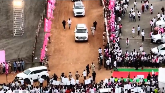 హెలికాప్టర్ నుంచి దిగ‌గానే కేసీఆర్‌కు ఎమ్మెల్యే ప‌ల్లా రాజేశ్వర్ రెడ్డితో పాటు ప‌లువురు బీఆర్ఎస్ నేత‌లు ఘ‌న‌స్వాగ‌తం ప‌లికారు. 