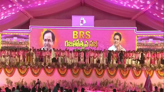 కశ్మీర్, పహల్గాం ఉగ్రదాడి ఘటనలో మరణించిన భారతీయులకి బీఆర్ఎస్ రజతోత్సవ సభ ప్రారంభానికి ముందు బీఆర్ఎస్ అధినేత కేసీఆర్, పార్టీ నాయకులు, లక్షలాది మంది కార్యకర్తలు నివాళులర్పించారు.   