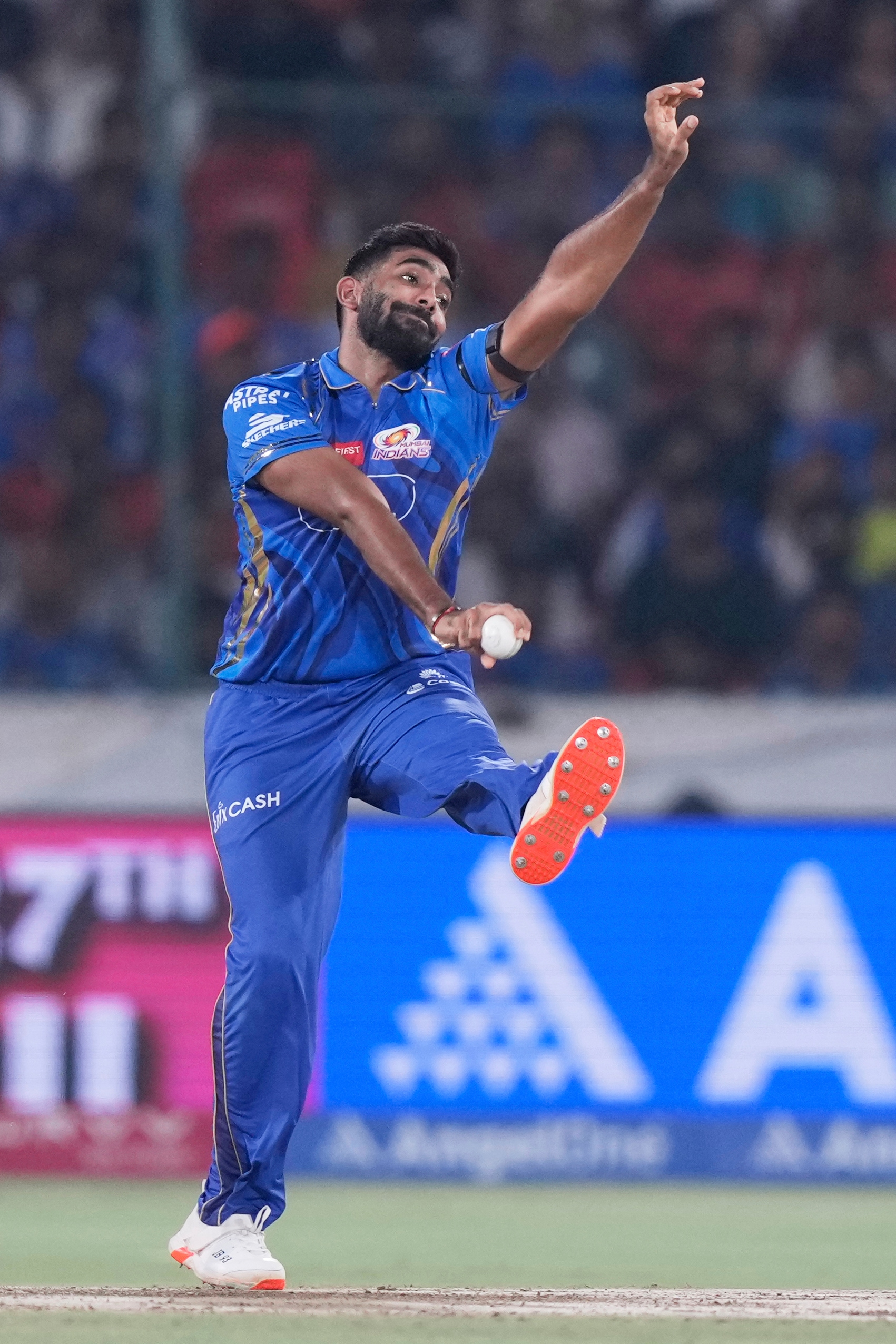 స్టార్ పేసర్ జస్ప్రీత్ బుమ్రా అదరగొట్టాడు. సరికొత్త హిస్టరీ క్రియేట్ చేశాడు. ఆదివారం లక్నో సూపర్ జెయింట్స్ పై నాలుగు వికెట్లతో చెలరేగిన అతను రికార్డు అందుకున్నాడు. 