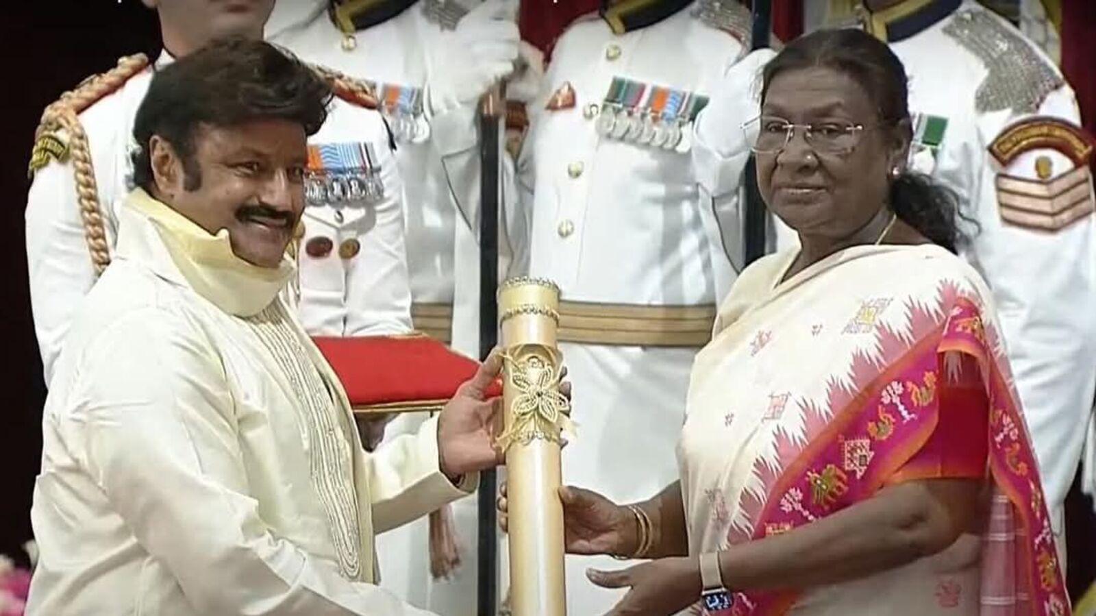 పద్మభూషణ్ అందుకున్న బాలకృష్ణ.. పంచకట్టులో, కుటుంబ సమేతంగా వెళ్లి..