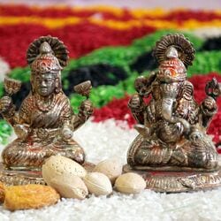 <p>ధనుస్సు రాశి: చాలా కాలంగా పెండింగ్ లో ఉన్న ఒక పని ఇప్పుడు పూర్తవుతుంది.లక్ష్మీదేవి ఆశీస్సులతో మీరు మీ జీవితంలో అపారమైన విజయాన్ని పొందుతారు.</p>