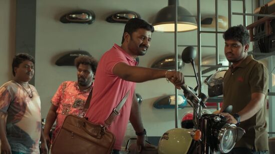 ఈఎంఐ చిత్రం మే 1వ తేదీన టెంట్‍కొట్టా (Tentkotta) ఓటీటీ ప్లాట్‍ఫామ్‍లో స్ట్రీమింగ్‍కు రానుంది. ఆ ప్లాట్‍ఫామ్ నుంచి అధికారిక ప్రకటన కూడా వచ్చేసింది. అమెజాన్ ప్రైమ్ వీడియో ఓటీటీలోనూ అదే రోజున ఈ చిత్రం అందుబాటులోకి వస్తుందని తెలుస్తోంది. 