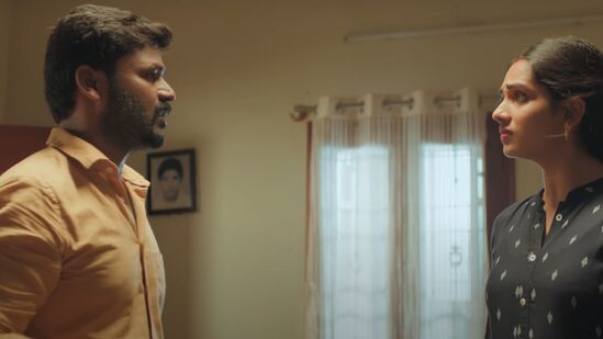 లోన్లకు ఈఎంఐలు చెల్లించేందుకు మిడిల్ క్లాస్ జనాలు ఎలాంటి తిప్పలు పడతారు, ఎంత ఒత్తిడికి గురవుతారనే కథాంశంతో ఈ మూవీ తెరకెక్కింది. ఈ సినిమాలో సదాశివమ్‍తో పాటు సాయిధన్య, బ్లాక్‍పాండి, అధవన్, సెంథిల్ కుమారి కూడా కీలకపాత్రలు చేశారు.
