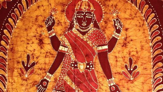 అదనంగా, చతుర్గ్రహి యోగం, మాలవీయ యోగం మరియు లక్ష్మీ నారాయణ యోగం ఉంటాయి.అటువంటి సమయంలో, లక్ష్మీదేవి అనుగ్రహం అన్ని రాశులపై పడటం ప్రారంభిస్తుంది.ఈ కలయికల ఫలితంగా లక్ష్మీ దేవి యొక్క ప్రత్యేక ఆశీర్వాదాలను ఏ రాశులు పొందుతాయో చూడండి.