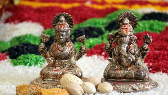 ధనుస్సు రాశి: చాలా కాలంగా పెండింగ్ లో ఉన్న ఒక పని ఇప్పుడు పూర్తవుతుంది.లక్ష్మీదేవి ఆశీస్సులతో మీరు మీ జీవితంలో అపారమైన విజయాన్ని పొందుతారు.