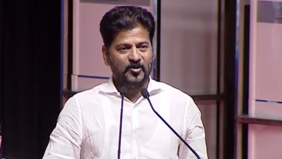  తెలంగాణ ప్రభుత్వం పేదలందరికీ ఇండ్లు నిర్మించాలని ఎంతో ప్రతిష్ఠాత్మకంగా అమలు చేస్తున్న పథకం 'ఇందిరమ్మ ఇండ్లు'. ఈ ఇళ్ల కోసం 'ప్రజాపాలన'లో వచ్చిన దరఖాస్తులను పరిశీలించి అర్హుల జాబితాను సిద్ధం చేసింది ప్రభుత్వం.   