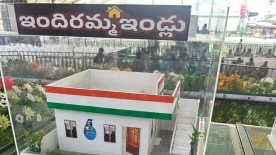 ఇందిరమ్మ ఇళ్ల కోసం రాష్ట్ర వ్యాప్తంగా మొత్తం 77.18 లక్షల మంది దరఖాస్తు చేసుకున్నారు. వీరిలో 36.03 లక్షలు అంటే సుమారు 46.7 శాతం మంది అర్హులని అధికారులు గుర్తించారు. మిగతా 41.15 లక్షల అంటే 53.3 శాతం మందిని అనర్హులుగా తేల్చారు. వీరంతా దారిద్య్రరేఖకు ఎగువన ఉన్నవారేనని గుర్తించారు.   