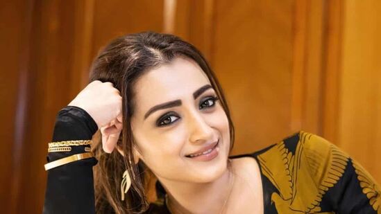 కానీ పొన్నియన్​ సెల్వన్​ సక్సెస్​ తర్వాత తన రెమ్యునరేషన్​ని త్రిష పెంచారు. విజయ్​తో నటించిన లియోలో ఆమె రూ. 5కోట్ల రెమ్యునరేషన్​ తీసుకున్నారు. మూవీ రెమ్యునరేషన్​తో పాటు ఆమెకు రూ. 9కోట్ల బ్రాండ్​ డీల్స్​ కూడా ఉన్నాయి.