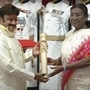 పద్మభూషణ్ అందుకున్న బాలకృష్ణ.. పంచకట్టులో, కుటుంబ సమేతంగా వెళ్లి..