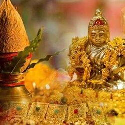 <p>సంస్కృతంలో అక్షయ అంటే ఎప్పటికీ క్షీణించనిది, అనంతమైనది లేదా శాశ్వతమైనది. అక్షయ తృతీయ రోజును అపారమైన శ్రేయస్సు, అదృష్టానికి చిహ్నంగా భావిస్తారు. కొత్త పనిని ప్రారంభించడానికి ఈ రోజు సంవత్సరంలో అత్యంత పవిత్రమైన రోజులలో ఒకటిగా పరిగణిస్తారు. ఈ సందర్భంగా చాలా మంది బంగారం, వెండి వంటి విలువైన లోహాలను కొనుగోలు చేస్తారు,</p>