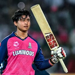 <p>14 ఏళ్ల వైభవ్ సూర్యవంశీ ఐపీఎల్ 2025లో రాజస్థాన్ రాయల్స్, గుజరాత్ టైటాన్స్ మ్యాచ్ లో సెంచరీ సాధించాడు. అతను 38 బంతుల్లో 7 ఫోర్లు, 11 సిక్సర్ల సహాయంతో 101 పరుగులు చేశాడు. ఆర్ఆర్ ఓపెనర్ 35 బంతుల్లోనే సెంచరీ పూర్తి చేసుకున్నాడు.</p>
