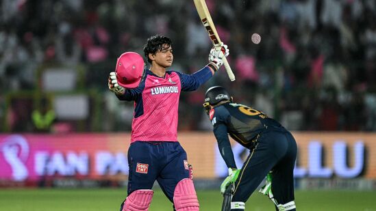 ఐపీఎల్ లో అత్యంత వేగంగా సెంచరీ సాధించిన ఇండియన్ ప్లేయర్ వైభవే. ఓవరాల్ ఐపీఎల్ జాబితాలో అతను రెండవ స్థానంలో ఉన్నాడు. టీ20 క్రికెట్ లో సెంచరీ చేసిన అత్యంత పిన్న వయసు ఆటగాడు కూడా అతడే.
