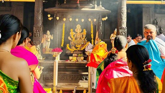 కాబట్టి, హిందూ ఆచారాలను అనుసరించి, స్నానాలు, దానం, జపం, హోమం, తర్పణం వంటి మతపరమైన కార్యకలాపాలను ఈ రోజున నిర్వహిస్తారు, ఇది అక్షయ అంటే అంతులేని ఫలితాలను ప్రసాదిస్తుంది.