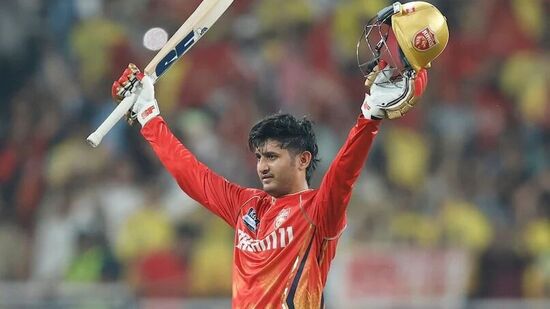ఐపీఎల్ లో వేగవంతమైన సెంచరీల జాబితాలో ప్రియాన్ష్ ఆర్య సంయుక్తంగా 5వ స్థానంలో ఉన్నాడు. ఈ సీజన్ లో చెన్నై సూపర్ కింగ్స్ పై పంజాబ్ కింగ్స్ ఓపెనర్ ప్రియాన్ష్ 39 బంతుల్లో సెంచరీ సాధించాడు. సన్ రైజర్స్ హైదరాబాద్ ఓపెనర్ ట్రావిస్ హెడ్ కూడా 39 బంతుల్లో సెంచరీ సాధించాడు. గతేడాది అతడు ఆర్సీబీపై ఈ సెంచరీ చేశాడు.