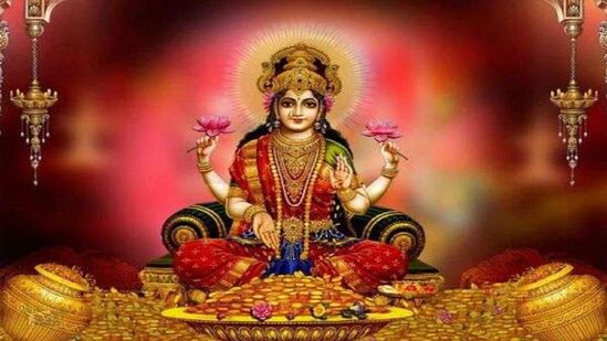 ఇంటి ఉత్తర దిక్కును సంపద దేవుడైన కుబేరుడు, లక్ష్మీదేవి దిక్కుగా భావిస్తారు. అక్షయ తృతీయ రోజున ఇంట్లో ఈ దిశలో దీపం వెలిగించడం వల్ల శ్రేయస్సుతో పాటు సంపద, ఆనందం, శాంతి లభిస్తుంది.