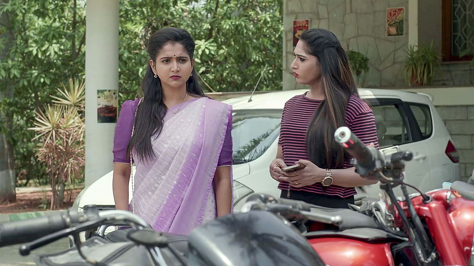 బ్ర‌హ్మ‌ముడి టుడే ఎపిసోడ్‌: కావ్య‌కు ముద్దుపెట్టిన రాజ్ - కోడ‌లిని దులిపేసిన అప‌ర్ణ - క‌ళావ‌తితో యామిని మాట‌ల యుద్ధం