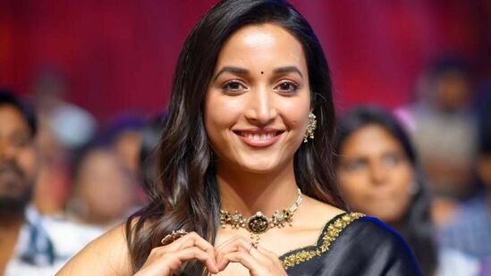 యాక్టింగ్‌, గ్లామ‌ర్‌లోనూ పూజా హెగ్డేకు శ్రీనిధి ఏ మాత్రం తీసిపోద‌ని అంటున్నారు. రానున్న రోజుల్లో పూజా హెగ్డేను దాటేసి నంబ‌ర్ వ‌న్ స్టార్ అవుతుంద‌ని కామెంట్స్ చేస్తోన్నారు. 