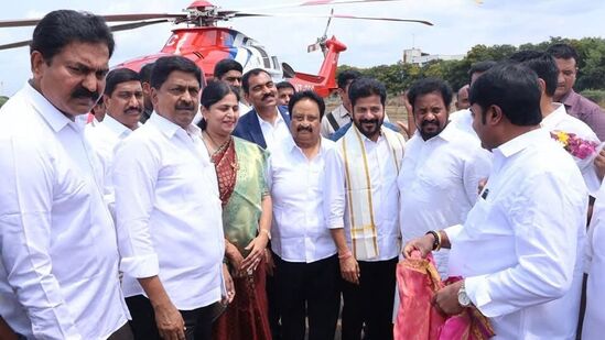 తెలంగాణ ముఖ్యమంత్రిగా బాధ్యతలు చేపట్టాక తొలిసారి విజయవాడ వచ్చిన రేవంత్‌రెడ్డికి హెలిప్యాడ్‌ వద్ద ఏపీ మంత్రులు పయ్యావుల కేశవ్‌, నిమ్మల రామానాయుడు, బీసీ జనార్దన్‌రెడ్డి స్వాగతం పలికారు. 