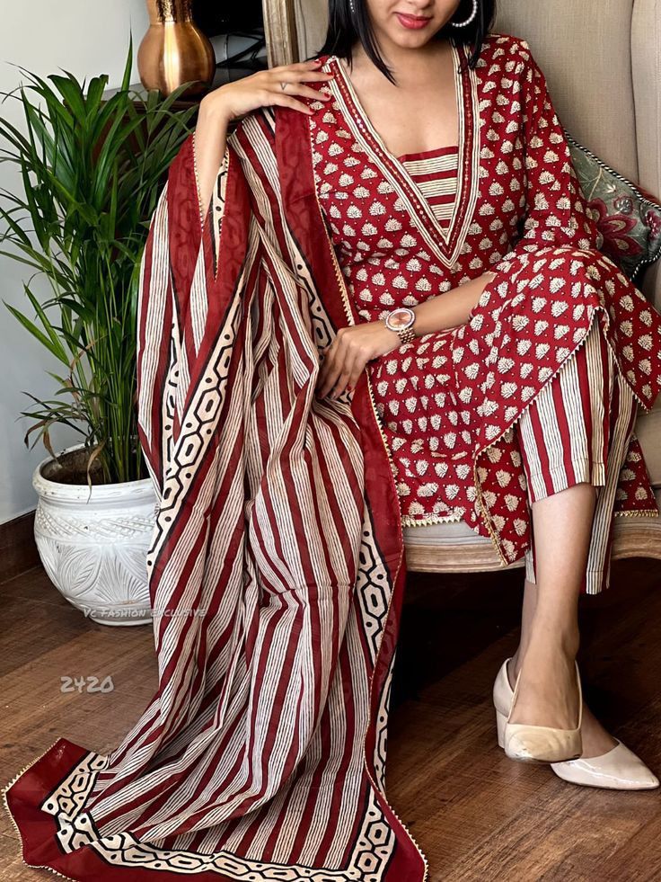 కాటన్ కుర్తాలు లేదా చుడీదార్లు వేసవిలో ధరించడానికి సౌకర్యవంతంగా ఉండటమే కాకుండా అందంగా కనిపిస్తాయి. మీ వ్యక్తిత్వాన్ని బట్టి డిజైన్ ను ఎంచుకుంటే లుక్ ను మరింత పెంచుకోవచ్చు. ఈ వి ఆకారంలో ఉండే నెక్ లైన్ డిజైన్ చాలా బాగుంటుంది.