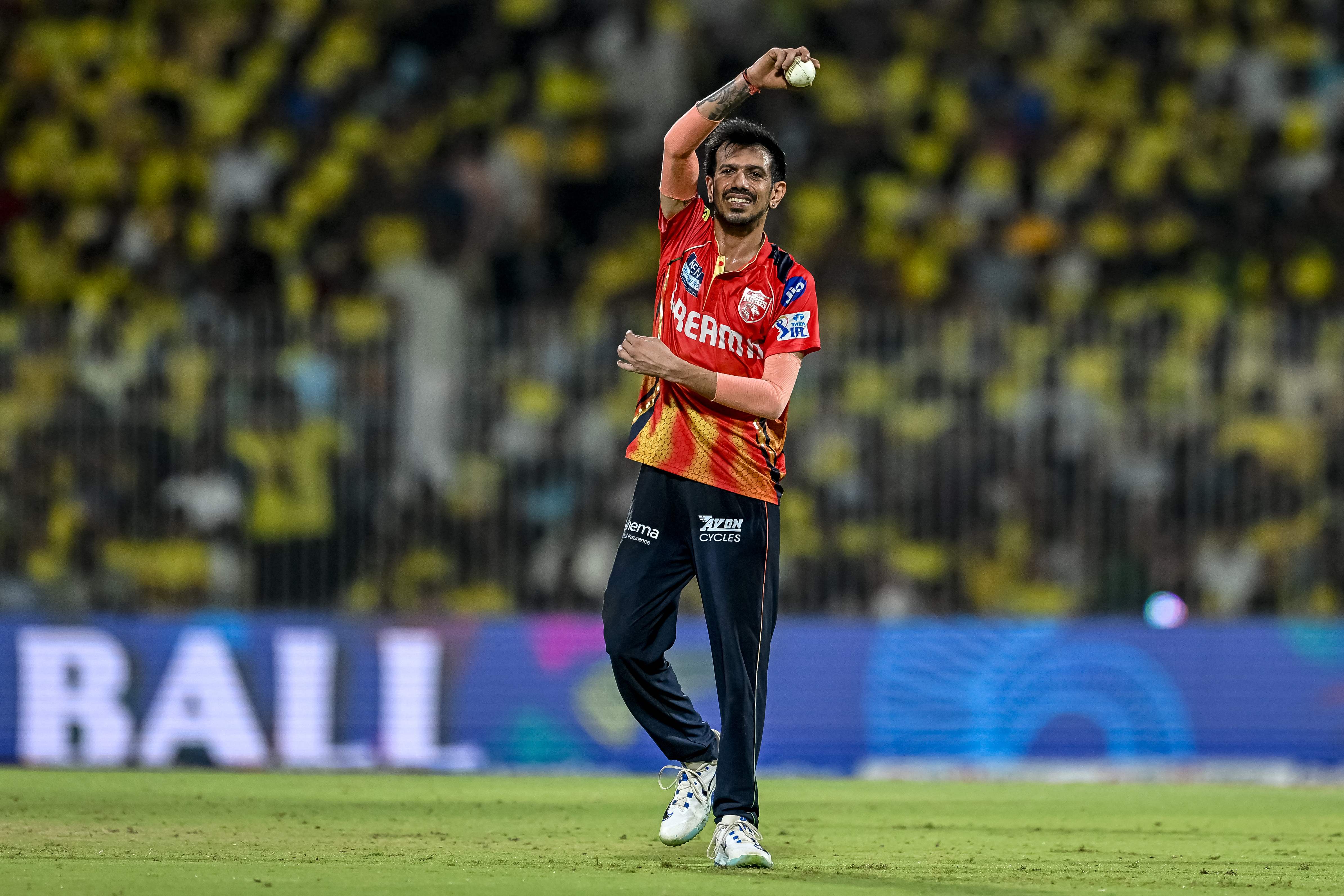 సీఎస్కేపై హ్యాట్రిక్ తో సహా అదే ఓవర్లో ఫస్ట్ ధోనీని ఔట్ చేసిన చాహల్.. నాలుగు వికెట్లు ఖాతాలో వేసుకున్నాడు. ఐపీఎల్ లో ఒకే ఓవర్లో నాలుగు వికెట్ల ఘనతను రెండు సార్లు అందుకున్న ఫస్ట్ బౌలర్ గా చాహల్ నిలిచాడు.  