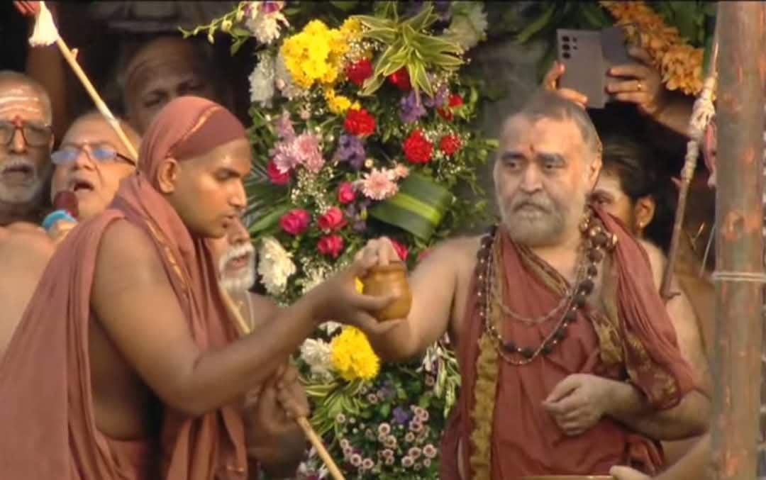 సత్య చంద్రశేఖరేంద్ర శంకరాచార్య స్వామిజీకి సన్యాస దీక్ష ఇస్తున్న స్వామిజీ