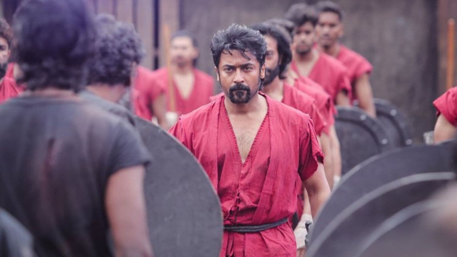 రెట్రో మూవీ రివ్యూ.. కృష్ణుడి పాదాలతో పుట్టిన గ్యాంగ్‌స్టర్ లవ్ యాక్షన్ థ్రిల్లర్.. సూర్య, పూజా హెగ్డే హిట్ కొట్టారా?