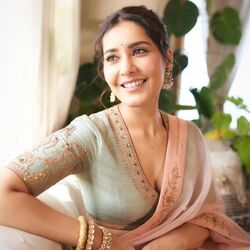 <p>రాశీ ఖన్నా చీరలో చేసిన లేటెస్ట్ ఫొటో షూట్ ను అభిమానులతో పంచుకుంది. </p>