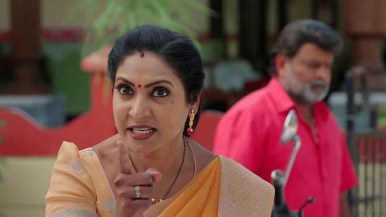 ఇల్లు ఇల్లాలు పిల్లలు సీరియల్లో ఆమని, ప్రభాకర్ లీడ్ రోల్స్లో నటిస్తోన్నారు. ఇల్లు ఇల్లాలు పిల్లలు సీరియల్లో ఆమని, ప్రభాకర్ లీడ్ రోల్స్లో నటిస్తోన్నారు.