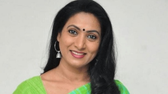 ప్రస్తుతం ఇల్లు ఇల్లాలు పిల్లలుతో పాటు తెలుగులో కొత్తగా రెక్కొలొచ్చేనా సీరియల్స్ చేస్తోంది ఆమని. ప్రస్తుతం ఇల్లు ఇల్లాలు పిల్లలుతో పాటు తెలుగులో కొత్తగా రెక్కొలొచ్చేనా సీరియల్స్ చేస్తోంది ఆమని.