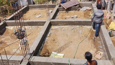 <p>రాష్ట్రంలో ఇందిరమ్మ ఇళ్ల నిర్మాణ పనులు కొనసాగుతున్నాయి. ఇప్పటి వరకు లక్షకుపైగా ఇందిరమ్మ ఇండ్లు గ్రౌండింగ్ అయ్యాయి. వీటికి సంబంధించి వివిధ దశల్లో నిర్మాణ పనులు కొనసాగుతున్నాయి. </p> (HT Telugu)