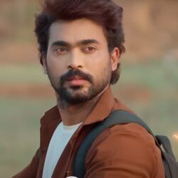 <p>మెగాస్టార్ చిరంజీవి సూపర్ హిట్ మూవీ ‘ఘరానా మొగుడు’ పేరుతో జీ తెలుగు టీవీ ఛానెల్ కొత్తగా సీరియల్ తీసుకొస్తోంది. ఈ సీరియల్ ప్రోమోను చాలా కాలంగా ఇస్తున్న ఆ ఛానెల్ త్వరలో అంటూ ఊరిస్తూ వచ్చింది. ఇప్పుడు ఎట్టకేలకు ఘరానా మొగుడు సీరియల్ మొదలయ్యే తెేదీ, టెలికాస్ట్ టైమ్‍ను వెల్లడించింది. (Photo Credit: Zee Telugu)</p>
