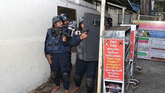 ఈ కార్య‌క్ర‌మంలో టిటిడి విజిలెన్స్, పోలీసు, ఆక్టోపస్, వివిధ విభాగాల అధికారులు పాల్గొన్నారు. పెహల్గాన్ ఉగ్రదాడి నేపథ్యంలో…. తిరుమల శ్రీవారి ఆలయ పరిసరాల్లోనూ భద్రత పెంచారు. 