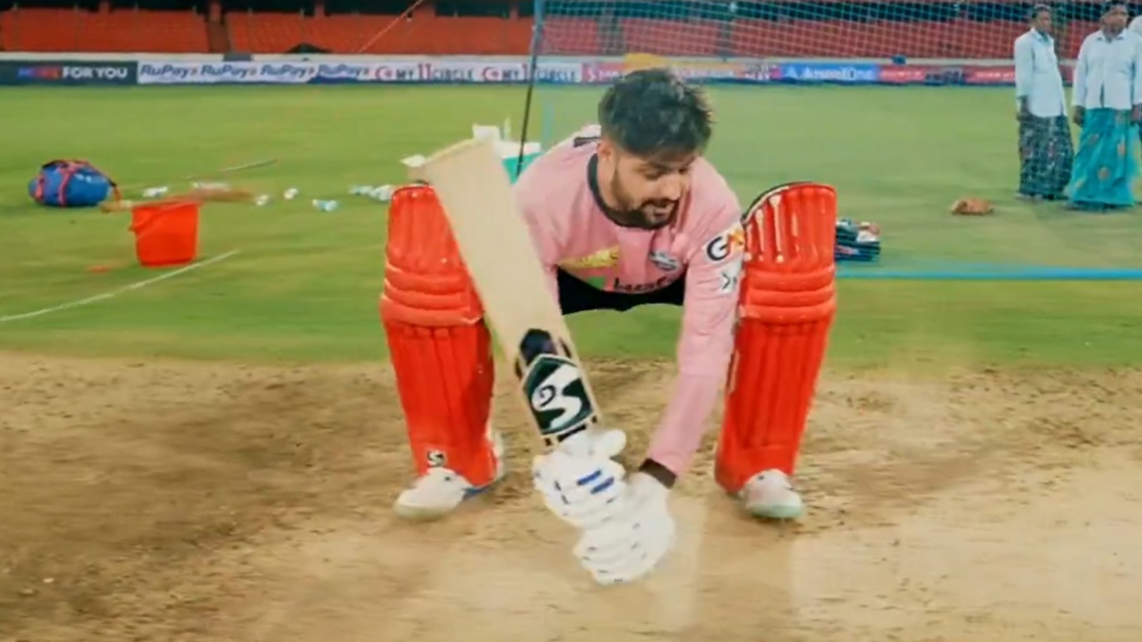 పెద్ది షాట్ ను రీక్రియేట్ చేసిన ఢిల్లీ క్యాపిటల్స్ టీమ్.. వైరల్ వీడియోతో గూస్ బంప్స్.. రామ్ చరణ్ వార్నింగ్