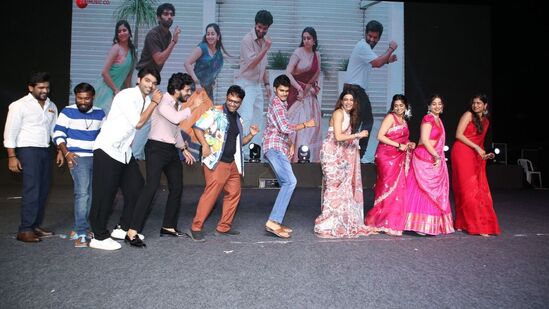 శుభం ప్రీ రిలీజ్ ఈవెంట్‌లో అందాలతో అట్రాక్ట్ చేసిన సమంత స్టేజీపై డ్యాన్స్ చేసింది. శుభం సినిమాలోని పాటకు మూవీ నటీనటులుతో కలిసి చిందులేసింది సమంత రూత్ ప్రభు. దానికి సంబంధించిన వీడియో ఆన్‌లైన్‌లో తెగ చక్కర్లు కొడుతోంది. 