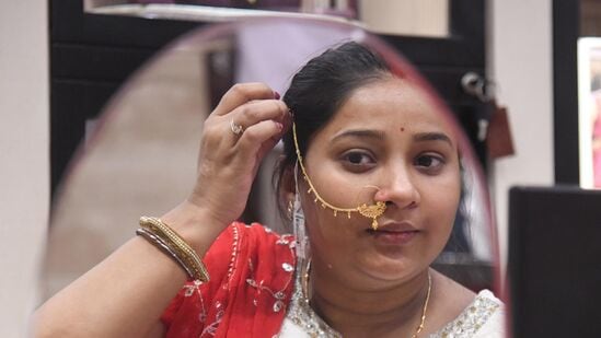 హైదరాబాద్​లో 10 గ్రాముల పసిడి (22క్యారెట్లు) ధర రూ. 87,789గా ఉంది. 24క్యారెట్ల బంగారం ధర రూ. 95,769గా కొనసాగుతోంది. కేజీ వెండి ధర రూ. 1,12,000గా ఉంది.