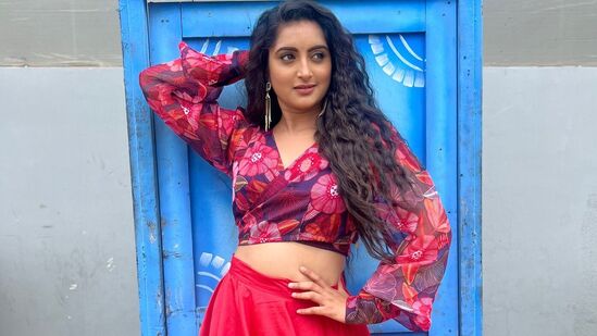  య‌శోద‌, వార‌సురాలు సీరియ‌ల్స్ త్వ‌ర‌లోనే ఈటీవీలో టెలికాస్ట్ కాబోతున్నాయి. వీటికి సంబంధించిన అఫీషియ‌ల్ అప్‌డేట్స్ వ‌చ్చాయి. య‌శోద సీరియ‌ల్‌లో హారిక సాధు కీల‌క పాత్ర‌లో నటిస్తోంది. 