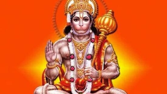మత విశ్వాసాల ప్రకారం, హనుమంతుడిని క్రమం తప్పకుండా పూజించి, హనుమాన్ చాలీసా పఠించే వ్యక్తికి, శనిదేవుడు ప్రత్యేకమైన అనుగ్రహాలను ప్రసాదిస్తాడు.
