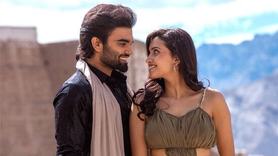 తెలుగు టీవీ యాంక‌ర్లు ప్ర‌దీప్ మాచిరాజు, దీపిక పిల్లి హీరోహీరోయిన్లుగా న‌టించిన అక్క‌డ అమ్మాయి ఇక్క‌డ అబ్బాయి మూవీ మే 8 నుంచి ఈటీవీ విన్ ఓటీటీలో చూడొచ్చు. ఈ రొమాంటిక్ కామెడీ మూవీకి జ‌బ‌ర్ధ‌స్థ్ మేక‌ర్స్ నితిన్‌, భ‌ర‌త్ ద‌ర్శ‌క‌త్వం వ‌హించారు.
