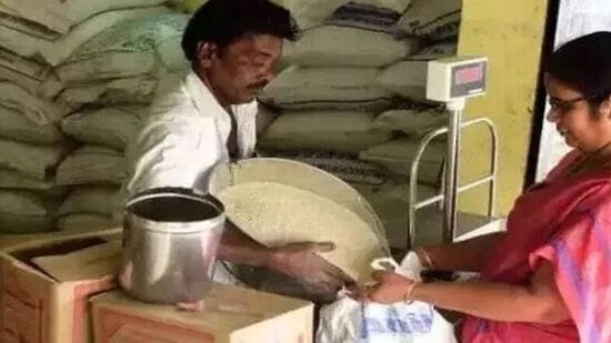 రాష్ట్రంలో కొత్త కార్డుల జారీకి ఎప్పట్నుంచో కసరత్తు జరుగుతున్నప్పటికీ… ఈకెవైసీ ప్రక్రియ వల్ల నూతన రైస్ కార్డుల జారీ ఆలస్యం అయింది.  అయితే ఇప్పటి వరకు 94.4 శాతం మేర ఇకెవైసి ప్రక్రియ పూర్తయిన నేపథ్యంలో నూతన రైస్ కార్డుల జారీకి ప్రభుత్వం అవకాశం కల్పించింది. 