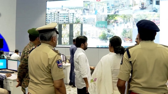 తెలంగాణ కమాండ్ కంట్రోల్ సెంటర్‌ను సీఎం రేవంత్  రెడ్డి పరిశీలించారు. నగరంలో నిరంతరం నిఘా కొనసాగించడంలో కమాండ్ కంట్రోల్ సెంటర్ నుంచి సాగుతున్న పర్యవేక్షణ తీరును అడిగి తెలుసుకున్నారు. పోలీసు అధికారులకు పలు సూచనలు చేశారు. రాజధానిలోని మూడు కమిషనరేట్ల పరిధిలో సీసీ కెమెరాలను కమాండ్ కంట్రోల్‌ రూమ్‌కు అనుసంధానం చేయడంతో పాటు నిరంతర  పర్యవేక్షణ ఉండాలని చెప్పారు.  