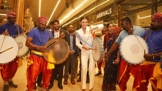 ప్రపంచవ్యాప్తంగా ఉన్న మిస్ వరల్డ్ పోటీదారులు తెలంగాణలో అడుగుపెడుతున్నారు. స్థానిక కళాకారులతో సంప్రదాయ బద్ధంగా వారికి స్వాగతం చెబుతున్నారు.   