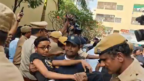 <p> మాక్‌ డ్రిల్‌లో భాగంగా కొందరు సంఘ విద్రోహ శక్తులు ఒక భవనంలోకి వెళ్లి కాల్పులు జరిపితే, అక్కడి వారిని రక్షించిన విధానం దృశ్యాలను మాక్‌డ్రిల్‌లో ప్రదర్శించారు. డీఆర్‌డీఏ సమీపంలోని ఓ కాలనీలోని 24 అంతస్తుల భవనంలో అత్యవసర పరిస్థితులు ఏర్పడితే ఎలా కాపాడాలనే అంశాన్ని ప్రజలకు వివరించారు.  </p>