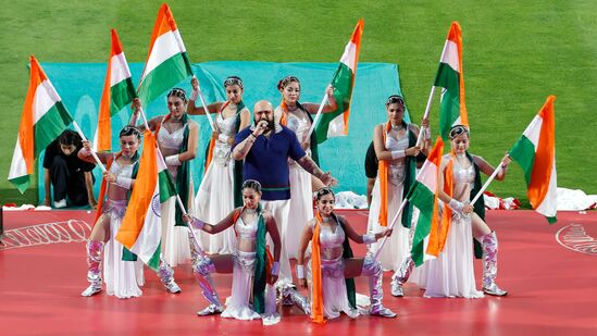 <p>గురువారం (మే 8) ధర్మశాల క్రికెట్ స్టేడియం దేశభక్తి భావంతో నిండిపోయింది. జై హింద్, భారత్ మాతాకీ జై నినాదాలు మార్మోగాయి. పంజాబ్ కింగ్స్, ఢిల్లీ క్యాపిటల్స్ మ్యాచ్ కు ముందు బీసీసీఐ స్పెషల్ ఈవెంట్ నిర్వహించింది.</p>