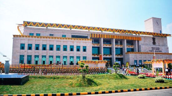 ఆఫీస్ సబార్డినేట్ పోస్టులకు దరఖాస్తు చేసుకోవాలనుకునే వాళ్లు https://aphc.gov.in/recruitments.php వెబ్ సైట్ లోకి వెళ్లి ప్రాసెస్ పూర్తి చేసుకోవచ్చు. హాల్ టికెట్లతో పాటు రాత పరీక్ష తేదీలను కూడా ఇక్కడే తెలుసుకోవచ్చు. 