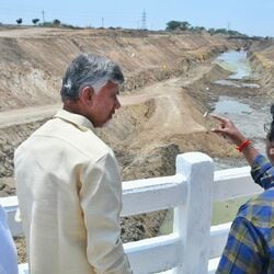 <p>నాలుగు ఏజన్సీల ద్వారా పనులు జరుగుతున్నాయని ఈ సందర్భంగా అధికారులు సీఎం చంద్రబాబుకు వివరించారు. ఇటీవల నాలుగుసార్లు వర్షాలు కురవడంతో పనులకు కొంతమేర ఆటంకం ఏర్పడిందని తెలిపారు.</p>