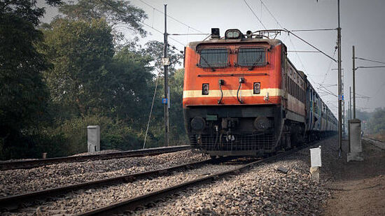 గోదావరి ఎక్స్‌ప్రెస్ రైలు.. 1974 ఫిబ్రవరి 1న ప్రారంభం అయ్యింది. కానీ అప్పుడు వాల్తేరు-హైదరాబాద్ ఎక్స్‌ప్రెస్‌గా ప్రారంభించారు. ప్రారంభంలో ఈ రైలు విశాఖపట్నం నుండి సాయంత్రం 5:20 గంటలకు బయలుదేరి మరుసటి రోజు ఉదయం 6:45 గంటలకు హైదరాబాద్ చేరుకునేది.